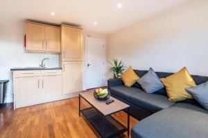 1bd apt for 2-4. New flooring & furnishings في انفيلد: غرفة معيشة مع أريكة وطاولة