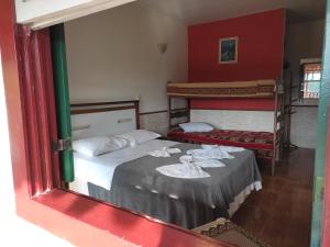 Pousada Horto dos Contos في أورو بريتو: انعكاس لغرفة نوم بسريرين بطابقين