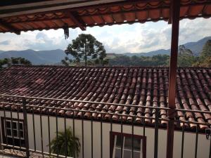 a roof of a building with mountains in the background at Pousada Horto dos Contos in Ouro Preto