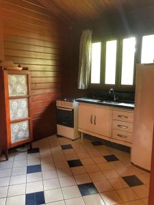 uma cozinha com um lavatório e um fogão em Pousada Canto Bella Terra em Ilhabela