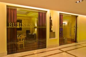 a store window with a sign that reads business at Hotel Cascais Miragem Health & Spa in Cascais