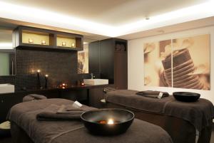 a spa room with two beds with candles on them at Hotel Cascais Miragem Health & Spa in Cascais