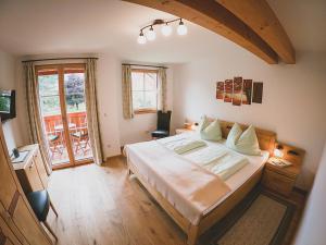 A bed or beds in a room at Appartements Macheiner