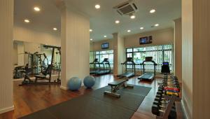einen Fitnessraum mit mehreren Laufbändern und Maschinen darin in der Unterkunft Royale Chulan Damansara in Petaling Jaya