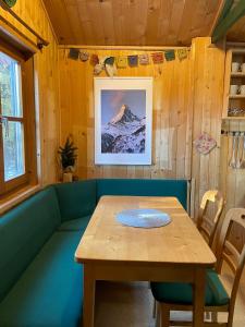 Fenyőtoboz kulcsosház في Izvoare: غرفة طعام مع طاولة و جبل