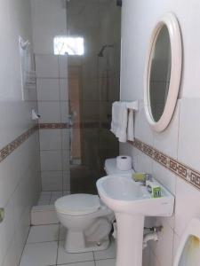 y baño con aseo, lavabo y espejo. en RENOVADA cabaña de campo y mar Deja el stress y disfruta el VERANO, en Mala