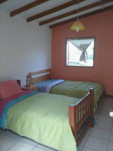 Cama o camas de una habitación en RENOVADA cabaña de campo y mar RELAJATE y disfruta el OTOÑO EN FAMILIA