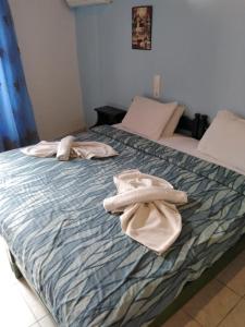 ein Bett mit zwei Handtüchern darüber in der Unterkunft Smaragdi in Chania