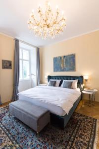 
a bedroom with a large bed and a large window at Parkview Boutique Apartments in Vienna
