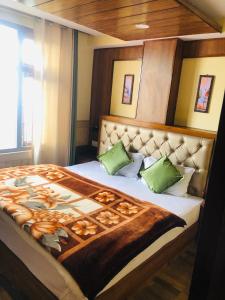 Postel nebo postele na pokoji v ubytování Valley crown B&B
