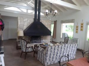a living room with a couch and a fireplace at Preciosa casa loft ideal parejas en Barrio Privado in Balneario Mar Chiquita