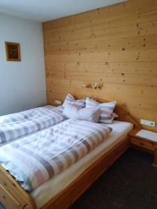 Postel nebo postele na pokoji v ubytování Haus Gmahblick Ferienwonungen + 37 fotografií