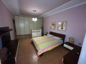 - une chambre avec un lit et une couverture colorée dans l'établissement MAK Apartments, à Tirana