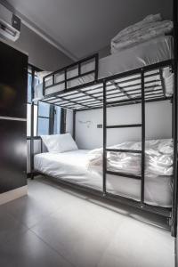 Divstāvu gulta vai divstāvu gultas numurā naktsmītnē The Blocks Hostel Sukhumvit 10