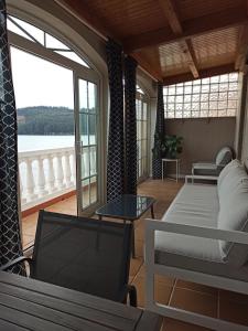 sala de estar con sofá y mesa en Casa da Costa - Piso con galería y terraza con vistas al mar en Cedeira