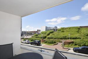 Blick auf eine Straße vom Balkon eines Gebäudes in der Unterkunft Ferienwohnung Eydum Nr 10 in Westerland