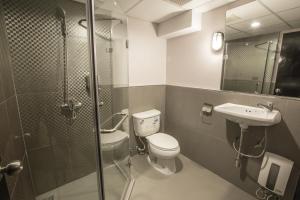 y baño con aseo, lavabo y ducha. en The Blocks Hostel Sukhumvit 10, en Bangkok