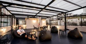 The Blocks Hostel Sukhumvit 10的休息区