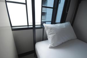 The Blocks Hostel Sukhumvit 10客房内的一张或多张床位