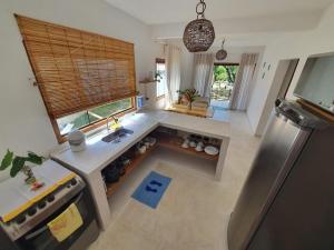 an overhead view of a kitchen with a refrigerator at Vila Pitangueira - Apto Verde - No Centro de Serra Grande com Piscina, Jacuzzi, Internet Rápida in Serra Grande