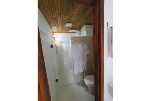 Koupelna v ubytování Piscina Aquecida, Jacuzzi, internet veloz, no centro de Serra Grande - Apt Laranja - Vila Pitangueira + 33 fotografií