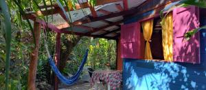 uma casa colorida com uma mesa e uma mesa em Cabinas Algebra em Cahuita