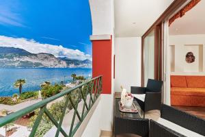 einen Balkon mit Meerblick in der Unterkunft Lake Front Hotel Brenzone in Brenzone sul Garda