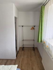 Cette chambre dispose d'un couloir avec un rideau vert. dans l'établissement Casa Transilvania, à Mediaş