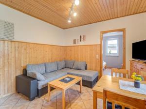 uma sala de estar com um sofá e uma mesa em Idyllic Apartment in Kuhlungsborn Germany near Forest em Kühlungsborn