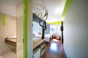 Postel nebo postele na pokoji v ubytování ibis Styles Curitiba Centro Civico + 37 fotografií