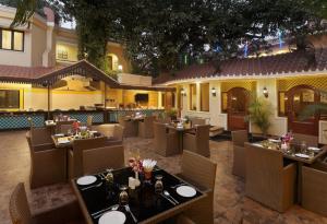 Een restaurant of ander eetgelegenheid bij Mayfair Rourkela