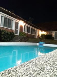 una piscina frente a una casa por la noche en Apto tipo loft en Complejo Bahama, a metros del mar y zona muy tranquila, en Punta del Este