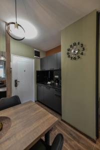 Kuchyň nebo kuchyňský kout v ubytování BANE APARTMANI 4.