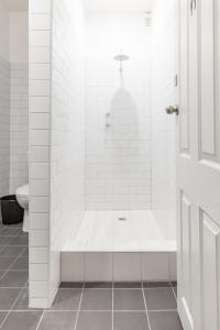 Wynyard Hotel في سيدني: حمام أبيض مع حوض ومرحاض