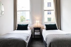 Un pat sau paturi într-o cameră la Wynyard Hotel