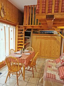 una sala da pranzo con tavolo e sedie e una cucina di Saint-Gervais-les-Bains, Appartement 4 personnes a Saint-Gervais-les-Bains