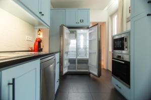A cozinha ou kitchenette de Pinpoint Porto Apartment by Porto City Hosts