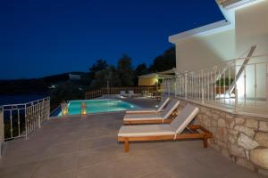 Bazén v ubytovaní Kavos House alebo v jeho blízkosti