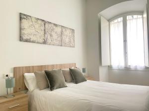 A bed or beds in a room at Hispalis Santa Catalina
