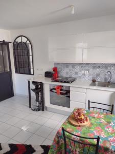 uma cozinha com uma mesa com um prato de comida em Bienvenue dans beau T2 de 48m2 à Gennevilliers em Gennevilliers