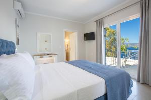 Posteľ alebo postele v izbe v ubytovaní Kavos House + 37 fotografií