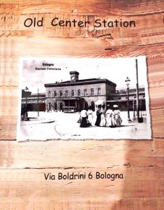 una foto en blanco y negro de un edificio con gente en Old Center Station en Bolonia