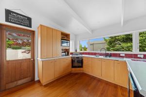 Η κουζίνα ή μικρή κουζίνα στο Hilltop House - Taupo +18 φωτογραφίες