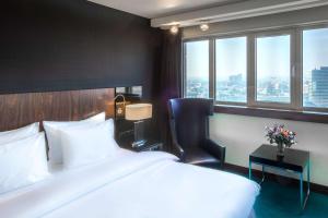 En eller flere senge i et værelse på Radisson Blu Hotel, Hamburg
