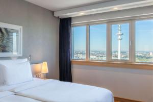Säng eller sängar i ett rum på Radisson Blu Hotel, Hamburg