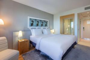 Llit o llits en una habitació de Radisson Blu Hotel, Hamburg