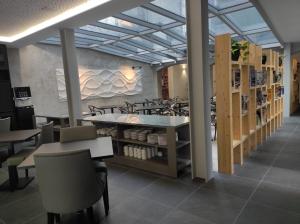 Um restaurante ou outro lugar para comer em Flag Design Hotel