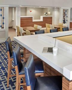 una oficina con una mesa con un ordenador portátil. en Sonesta ES Suites Chicago - Lombard, en Lombard