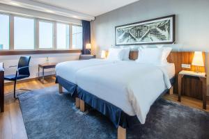 Llit o llits en una habitació de Radisson Blu Hotel, Hamburg