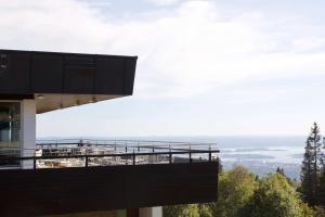 un edificio con vista al mar en Voksenasen Hotell; Best Western Signature Collection, en Oslo